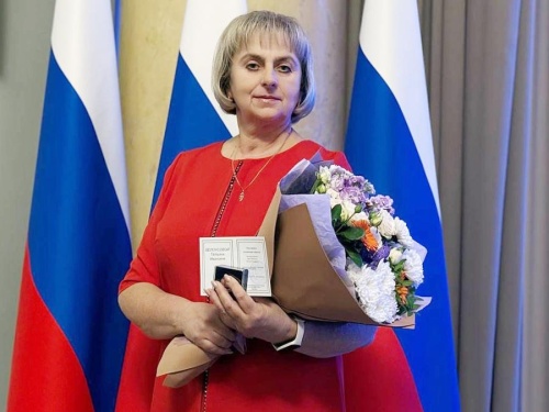 Татьяне Белоусовой, учителю иностранного языка Становлянской школы с 40-летним стажем педагогической деятельности, присвоено звание «Почётный работник сферы образования Российской Федерации».